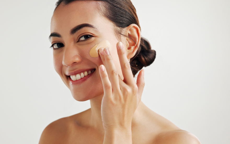 Frau verteilt Make-up