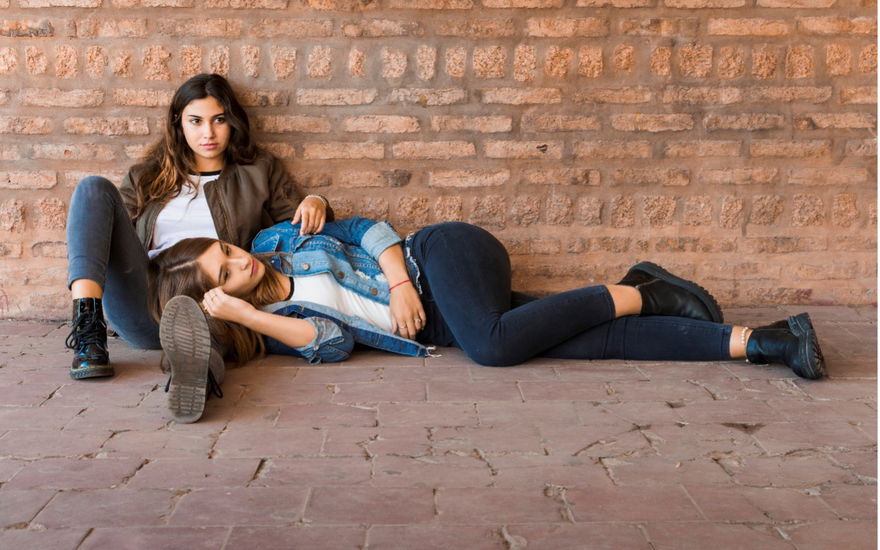 Zwei Frauen in Skinny Jeans