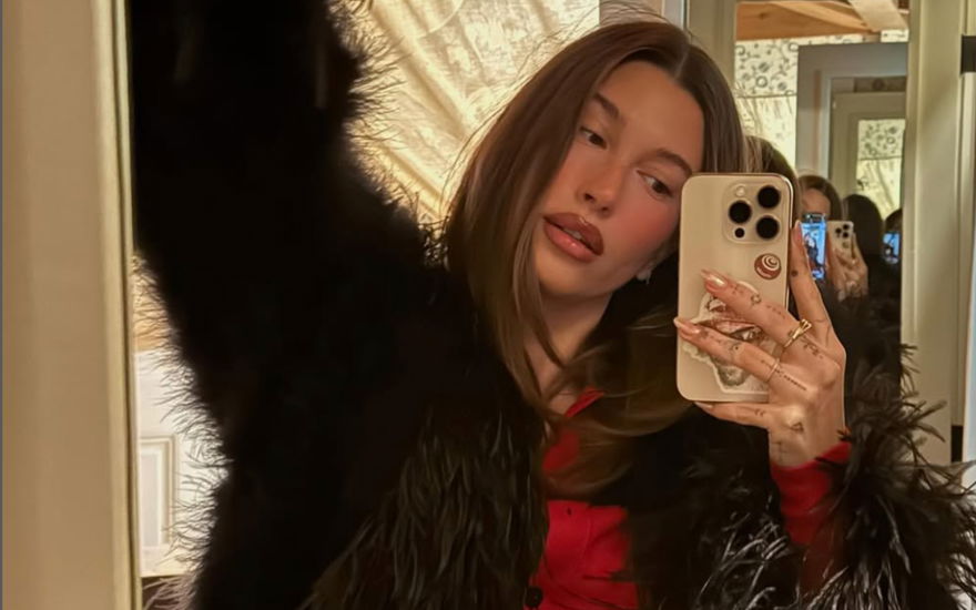 Hailey Bieber macht Selfie