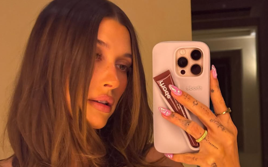 Hailey Bieber macht Selfie