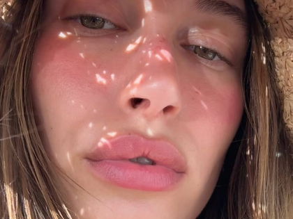 Laut Hailey Bieber: Dieser Apotheken-Bestseller zaubert ihr strahlende Haut