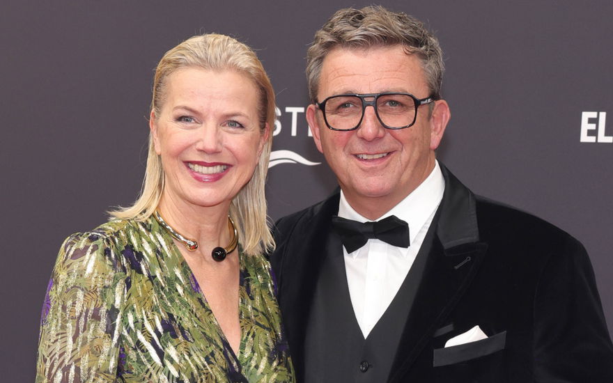 Hans Sigl mit Susann auf rotem Teppich