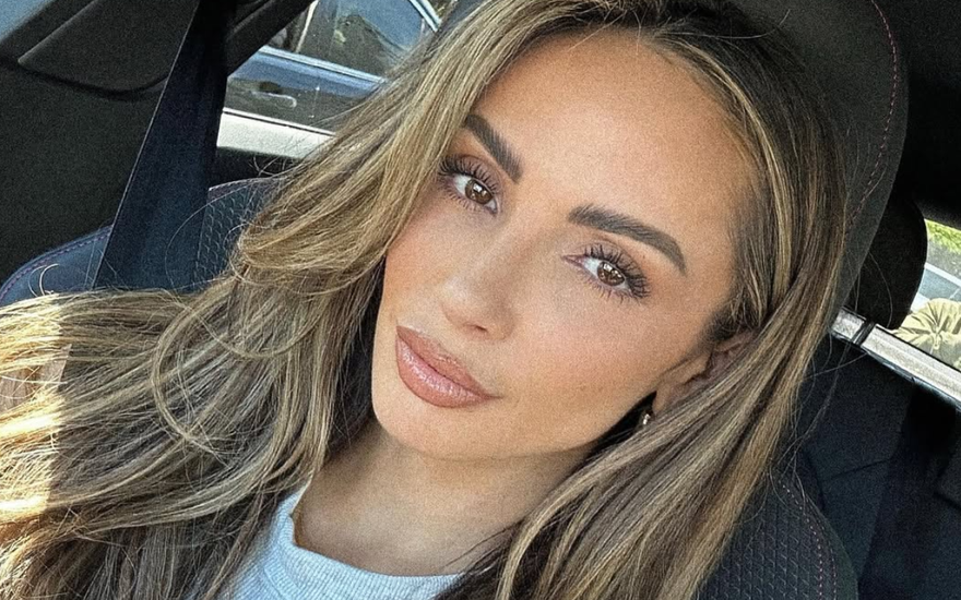 Jennifer Saro sitzt im Auto
