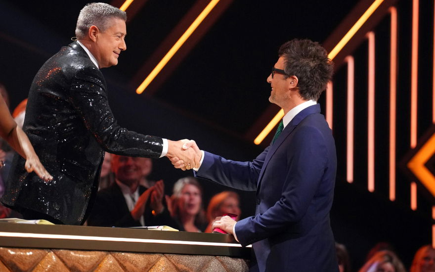 Joachim Llambi reicht Daniel Hartwich bei Let's Dance die Hand