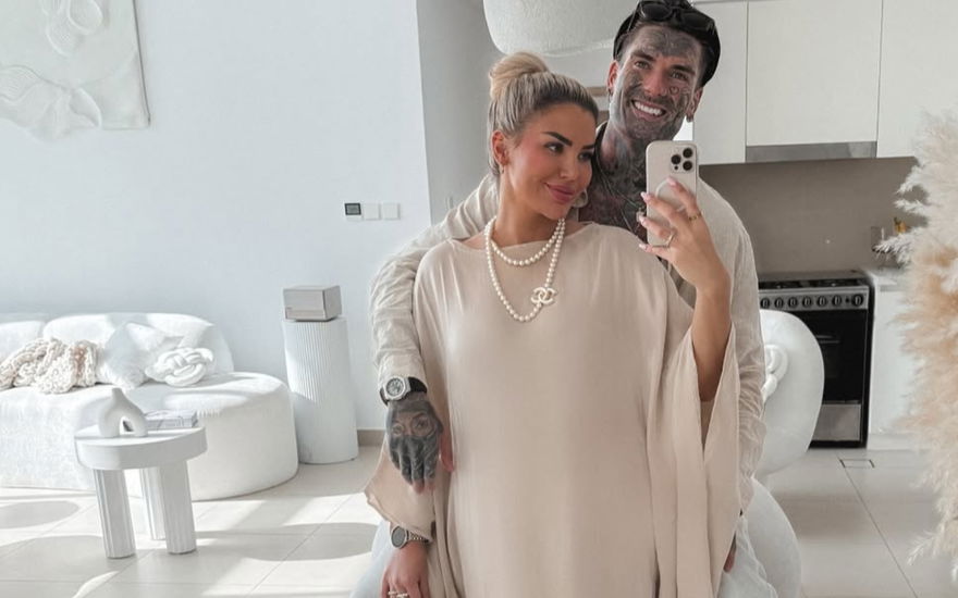 Kim Virginia Hartung und Nikola Glumac lächeln und machen eins Elfie