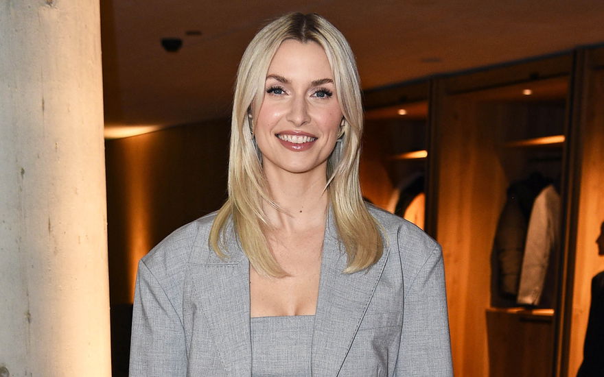 Lena Gercke strahlt im Geschäft