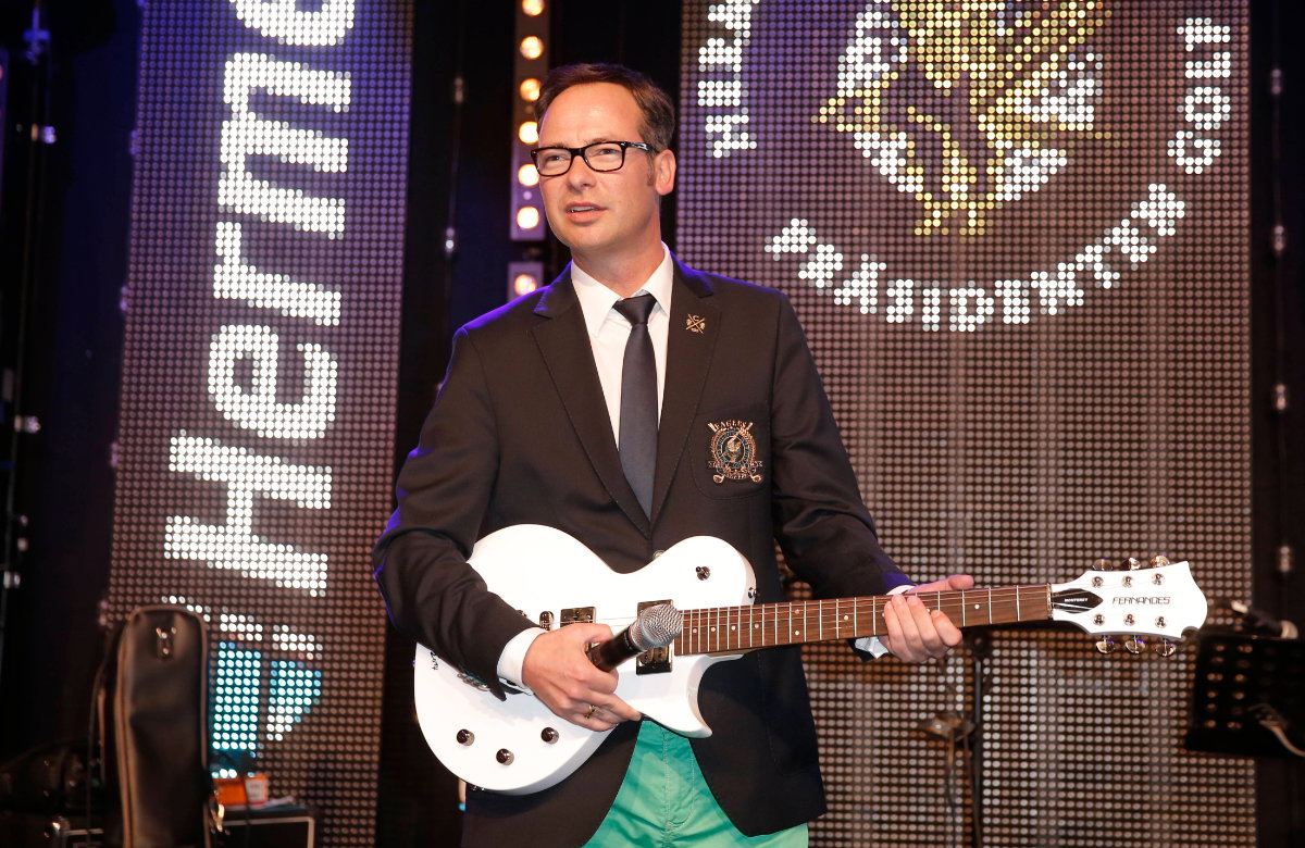 Matthias Opdenhövel spielt Gitarre