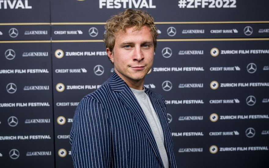 Max Hubacher posiert seitlich