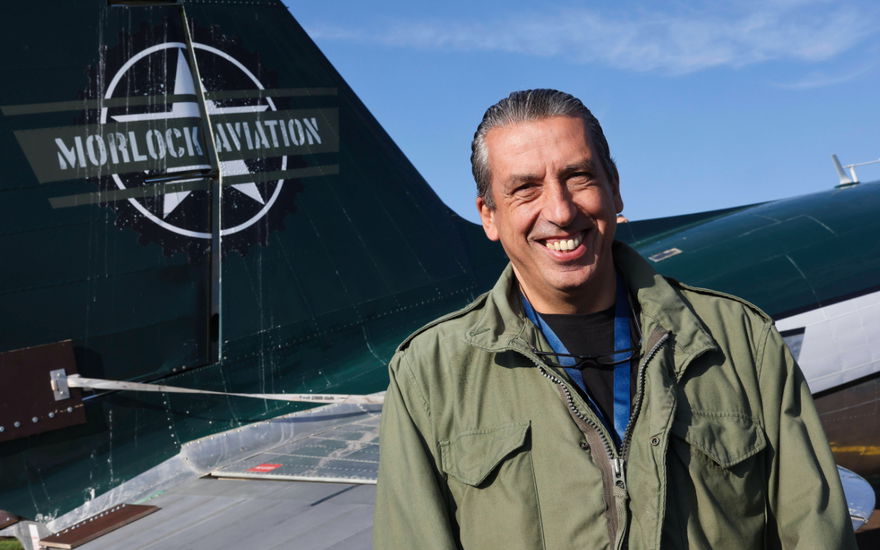 Michael Manousakis vor einem Flugzeug