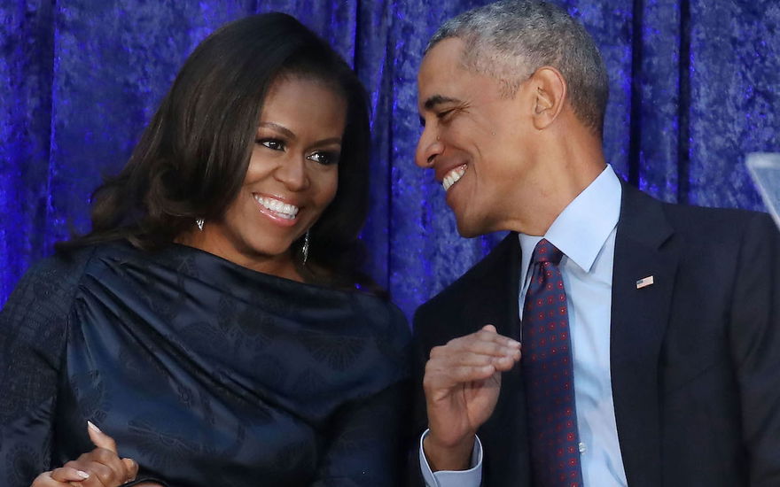 Michelle und Barack Obama lachen sich an