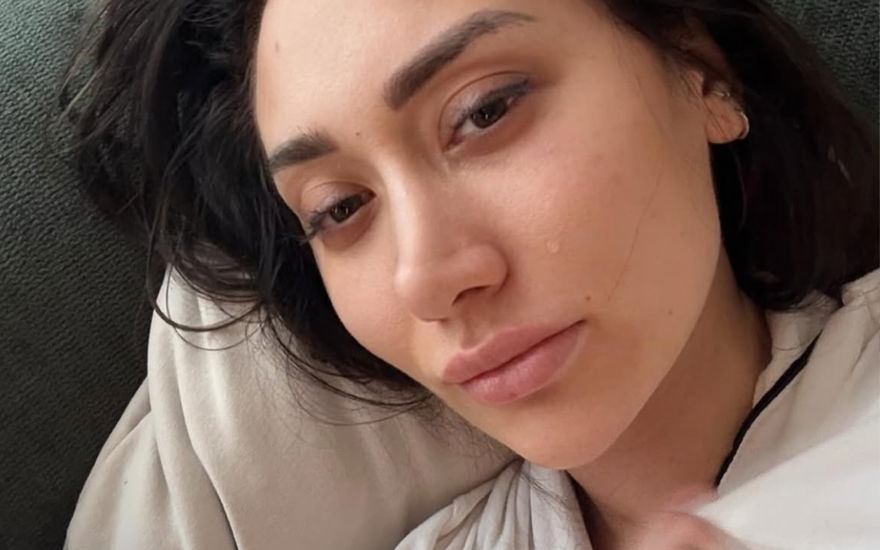 Samira Yavuz macht ein Selfie, während sie weint
