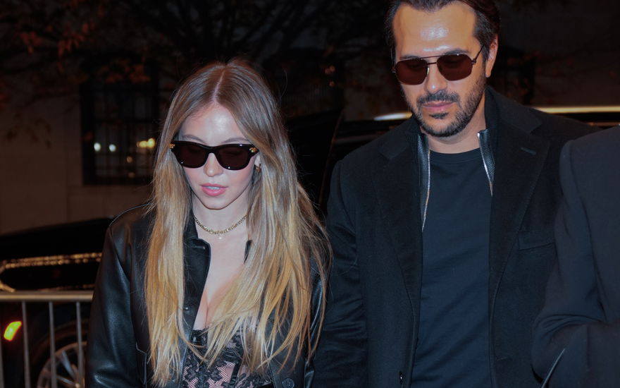 Sydney Sweeney und Jonathan Davino mit Sonnenbrillen