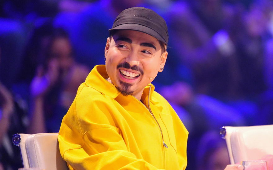 Tony Bauer beim Supertalent lacht zur Seite