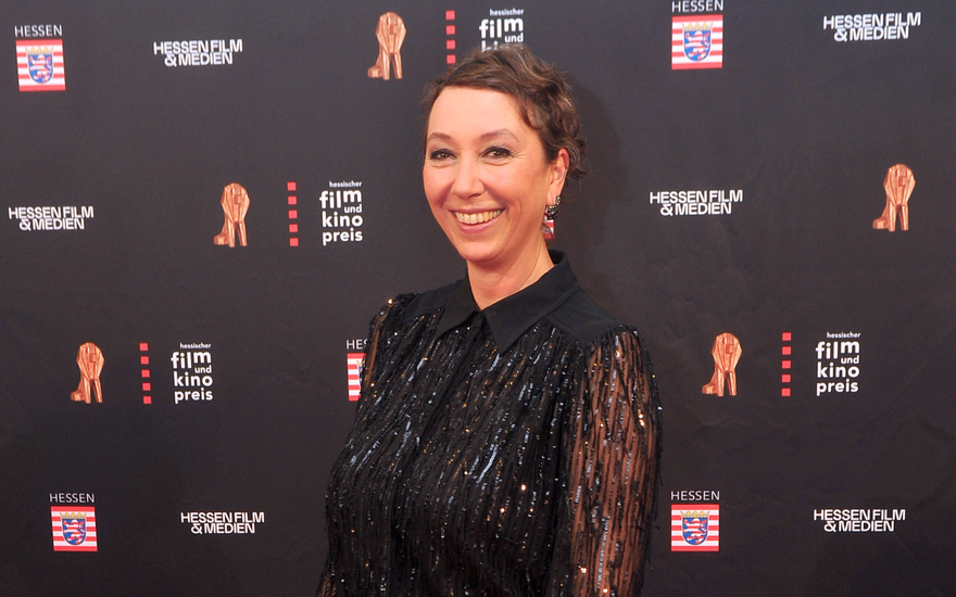 Ursula Strauss strahlt