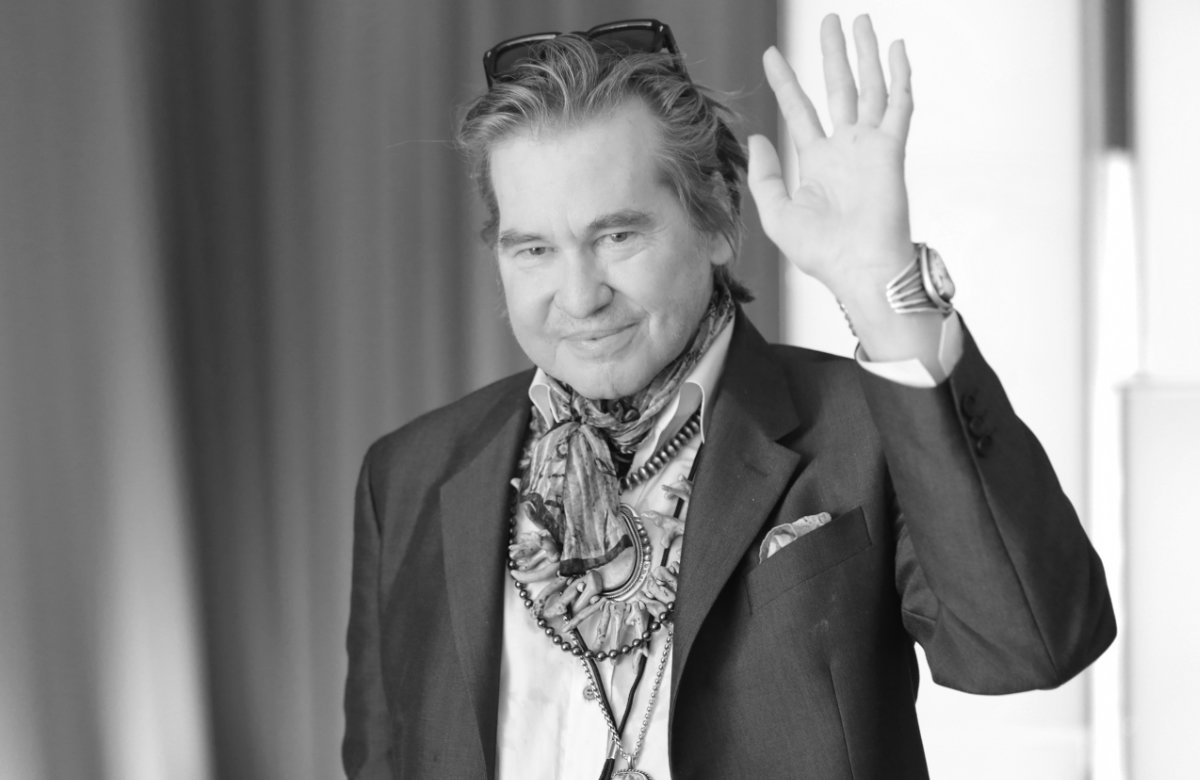 Val Kilmer winkt