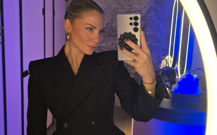 Valentina Pahde macht Selfie
