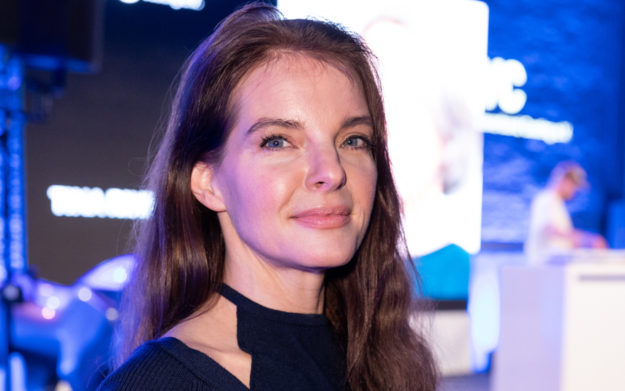 Yvonne Catterfeld guckt ernst