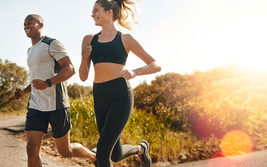 Ein Paar hat Spaß beim Joggen