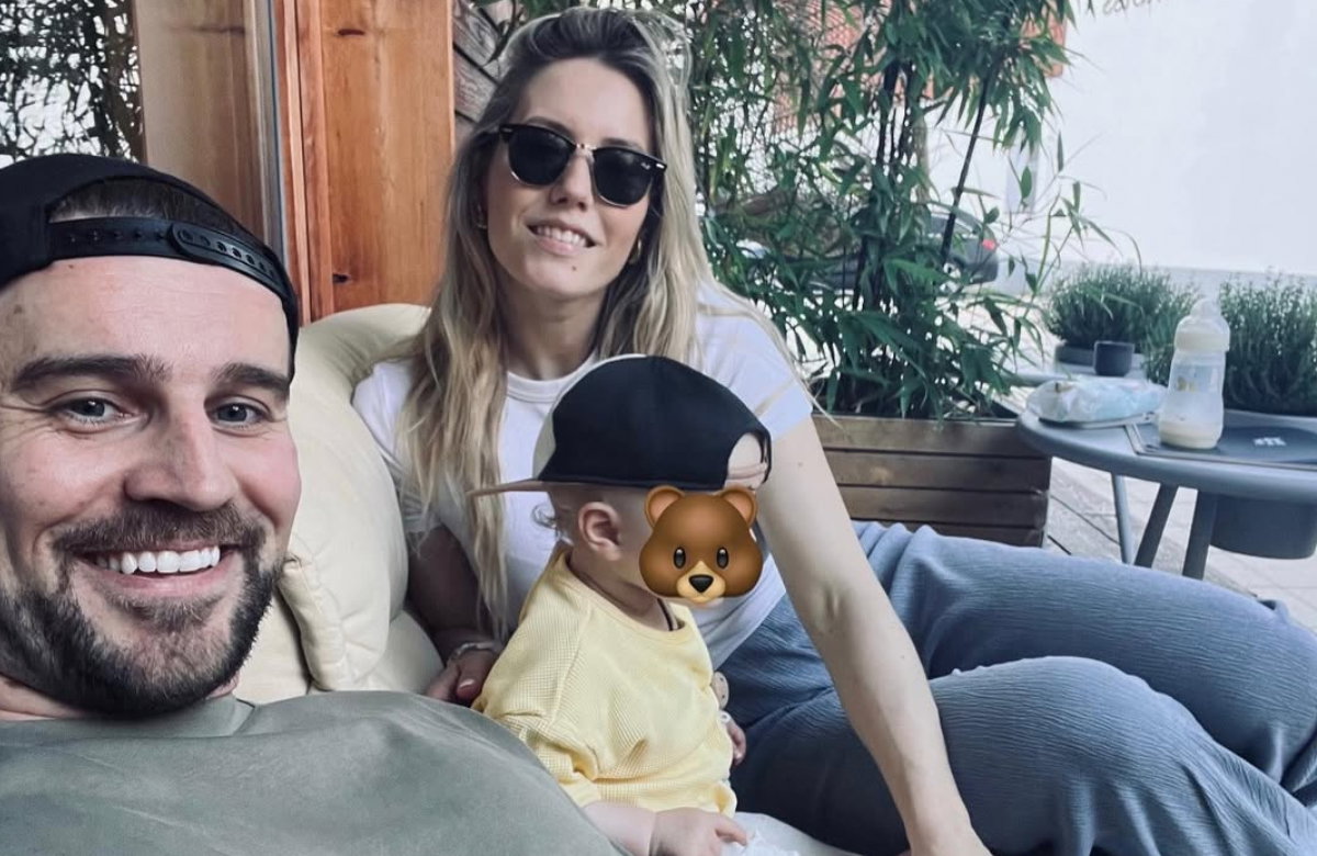 Alexander Hindersmann und Laura Papendick mit ihrem Sohn