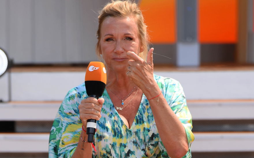 Andrea Kiewel kratzt sich
