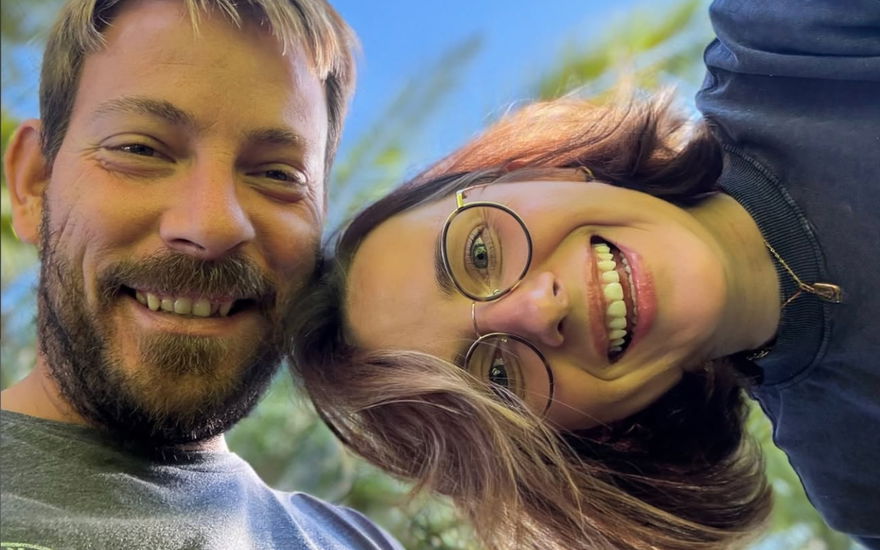 Anna Heiser lacht mit Gerald in Kamera