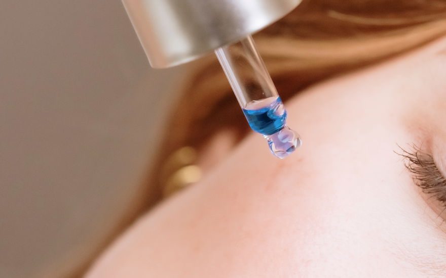 Frau mit Pipette