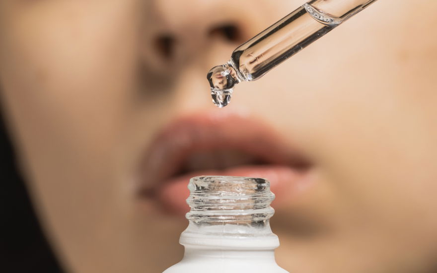 Frau mit Anti-Aging-Serum