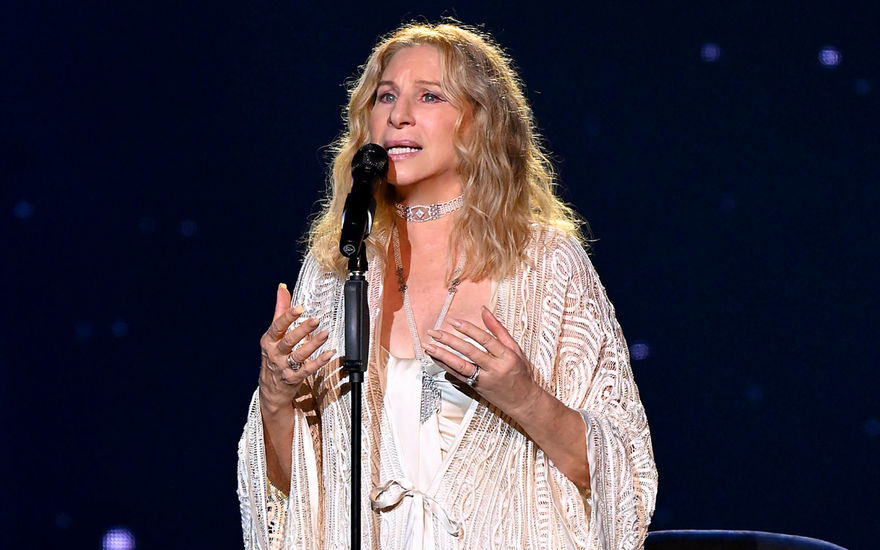 Barbra Streistand singt im weißen Kleid