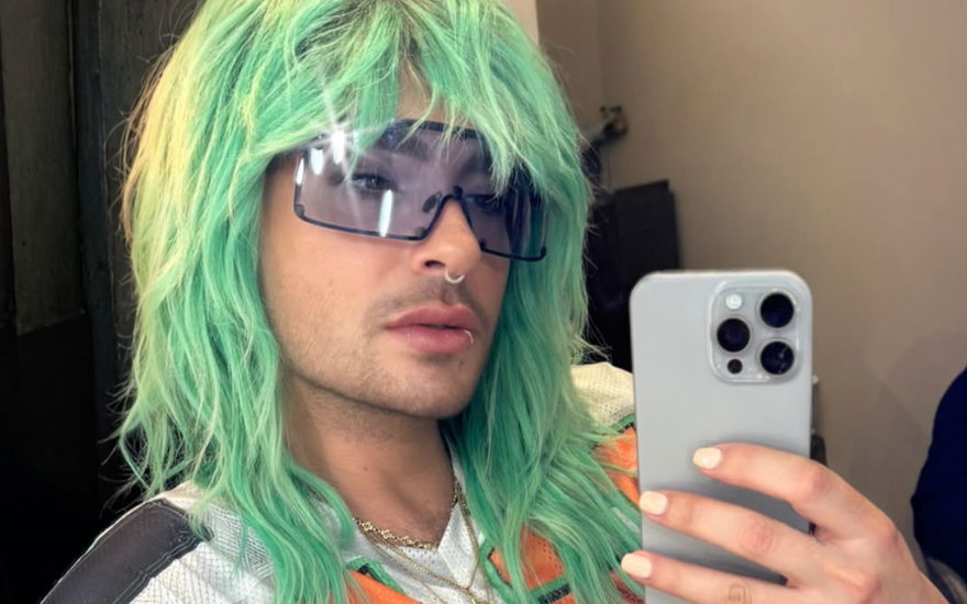 Bill Kaulitz grüne Haare vor Spiegel mit Handy
