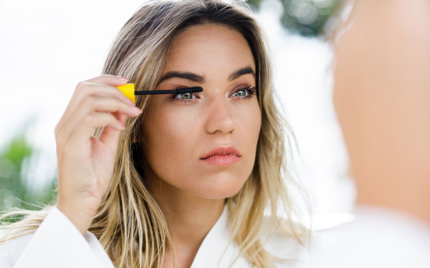 Frau mit schönen Wimpern mit Mascara