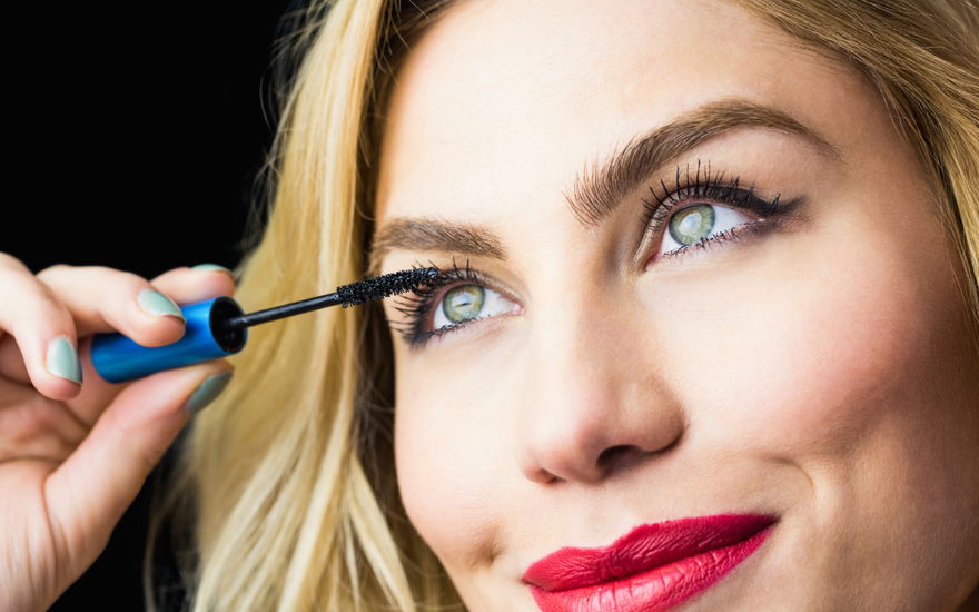 Frau mit Mascara für Volumen