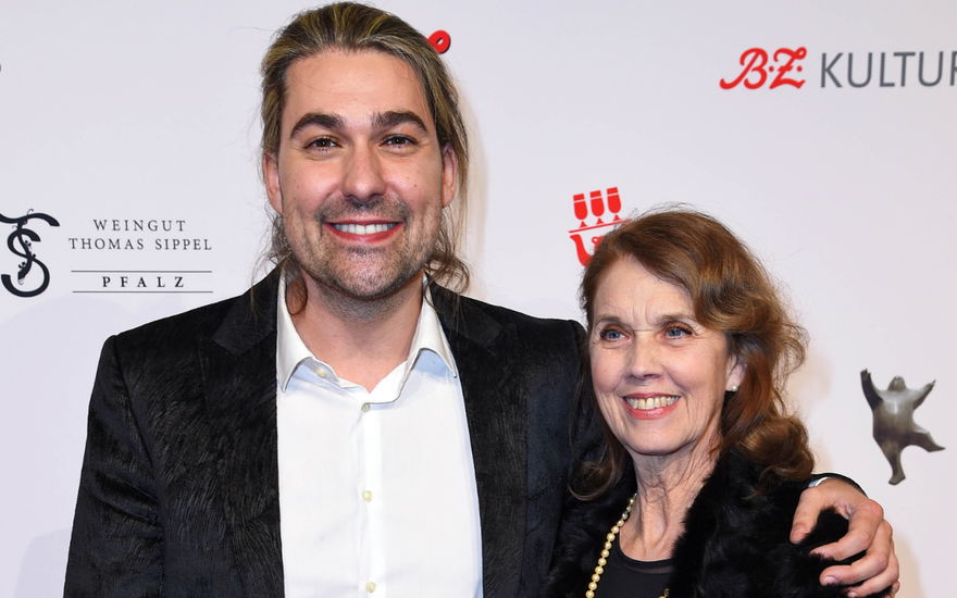 David Garrett posiert mit Mutter auf rotem Teppich