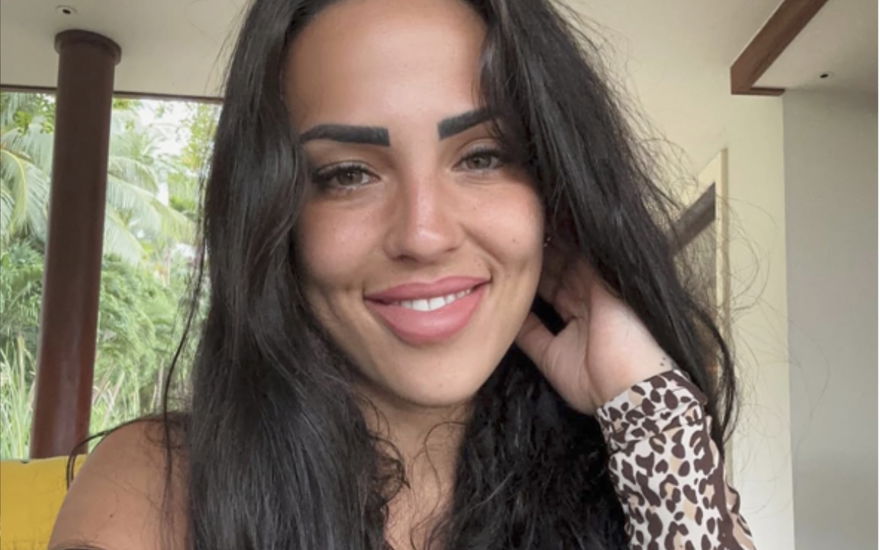 Elena Miras macht ein Selfie und lacht