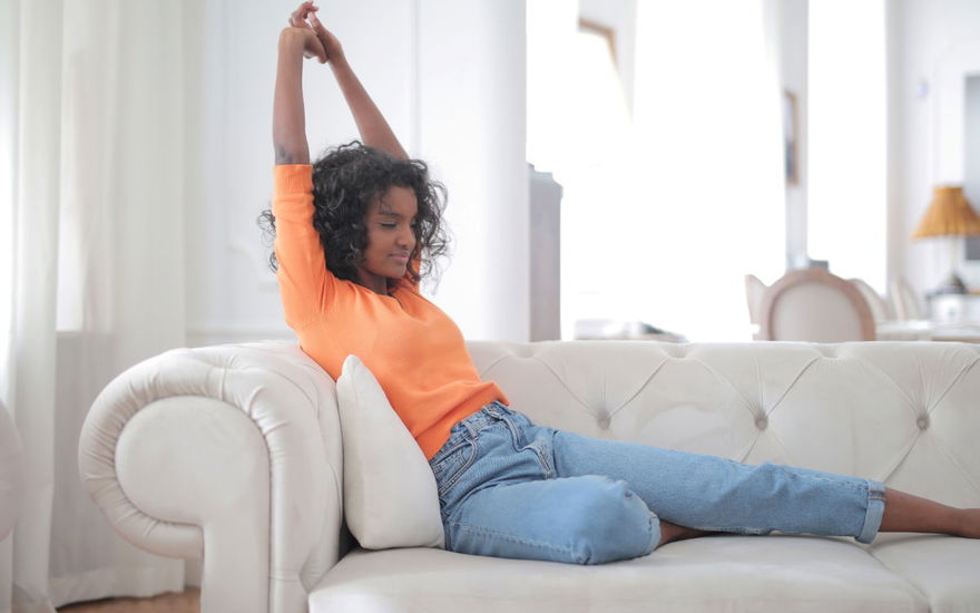 Frau sitzt auf der Couch