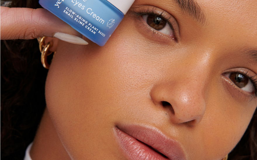 Frau mit Anti-Aging-Creme