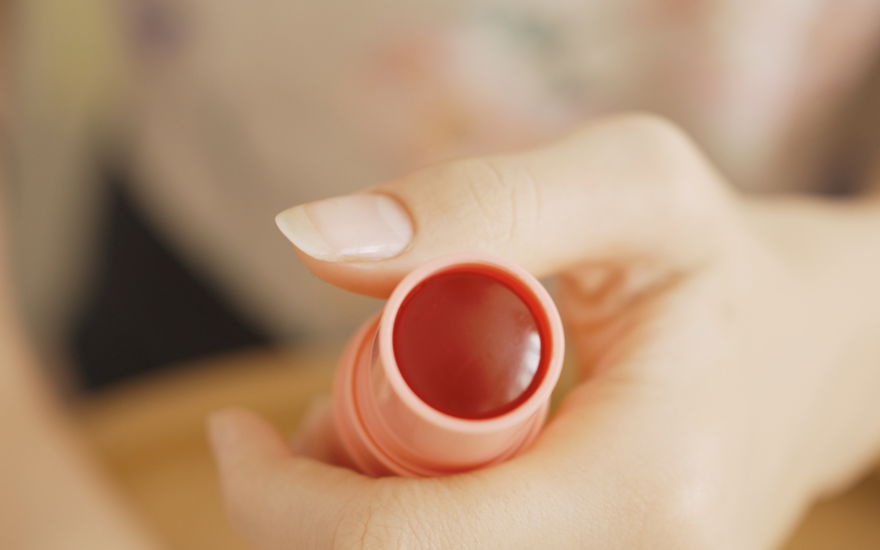 Blush-Stick in der Hand