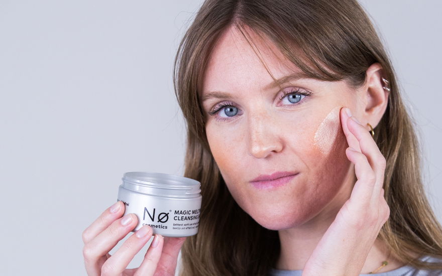Frau benutzt Cleansing Balm