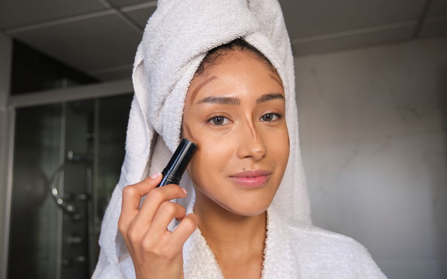 Frau mit Contouring-Strichen im Gesicht