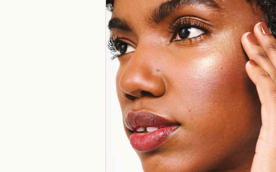 Frau mit Highlighter auf Wangen