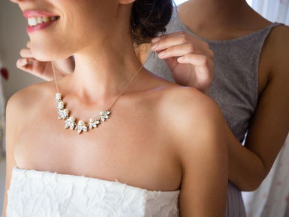 Zart, zeitlos oder auffällig? Wie Schmuck den Stil der Braut unterstreicht