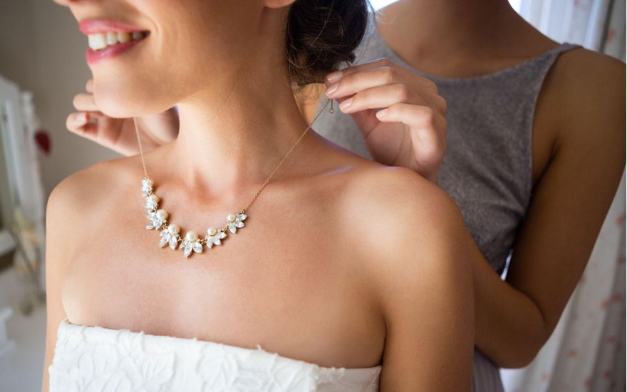 Frau mit Schmuck am Hochzeitstag