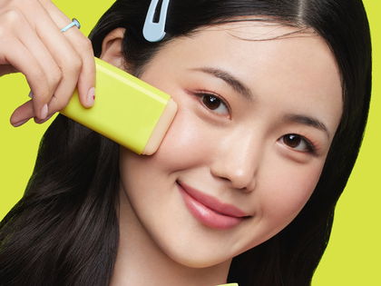 Beauty-Trend 2025: Dieser Sonnenschutz-Stick glättet das Hautbild