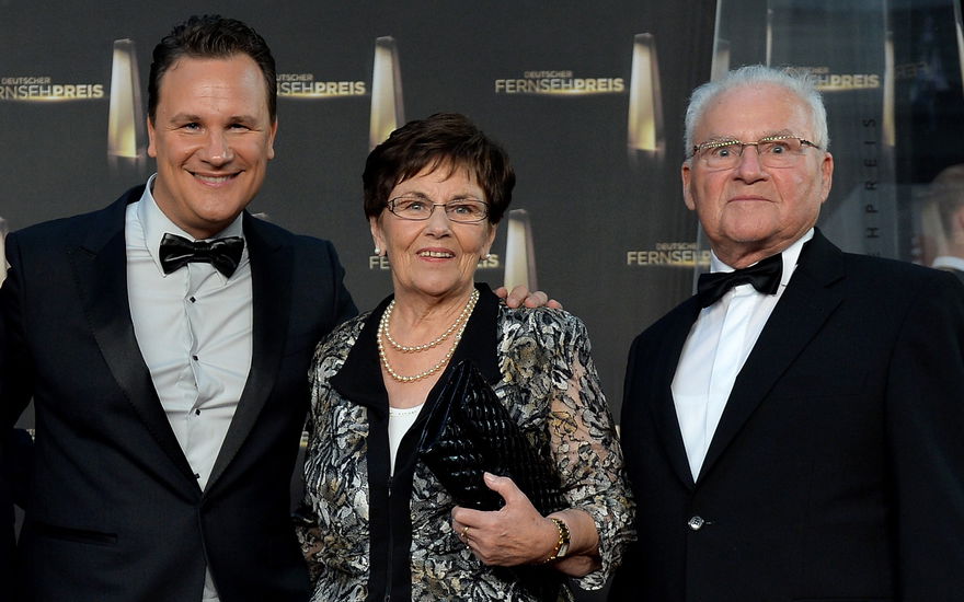 Guido Maria Kretschmer mit Mutter und Vater auf rotem Teppich
