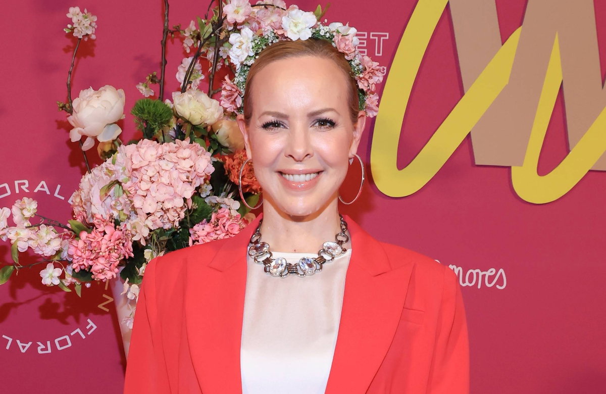 Isabel Edvardsson mit Blumen im Haar
