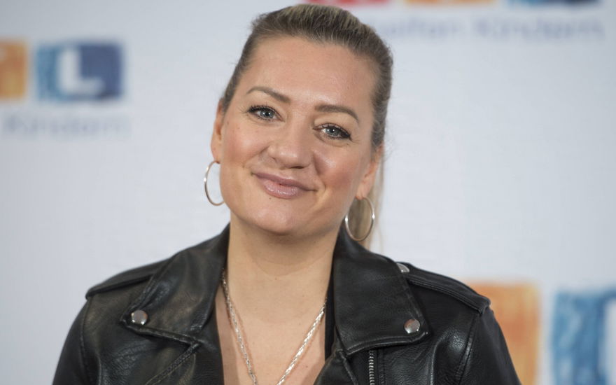 Juliette Schoppmann vor RTL-Fotowand lächelt