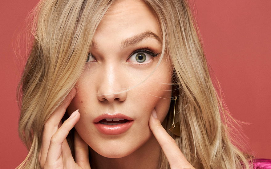 Karlie Kloss mit großen Augen und Schmollmund
