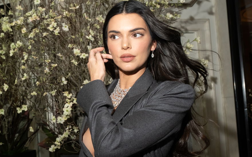Kendall Jenner schaut zur Seite Haare wehen
