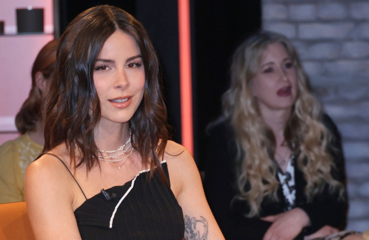 Lena Meyer-Landrut auf Sofa, Menschen im Hintergrund