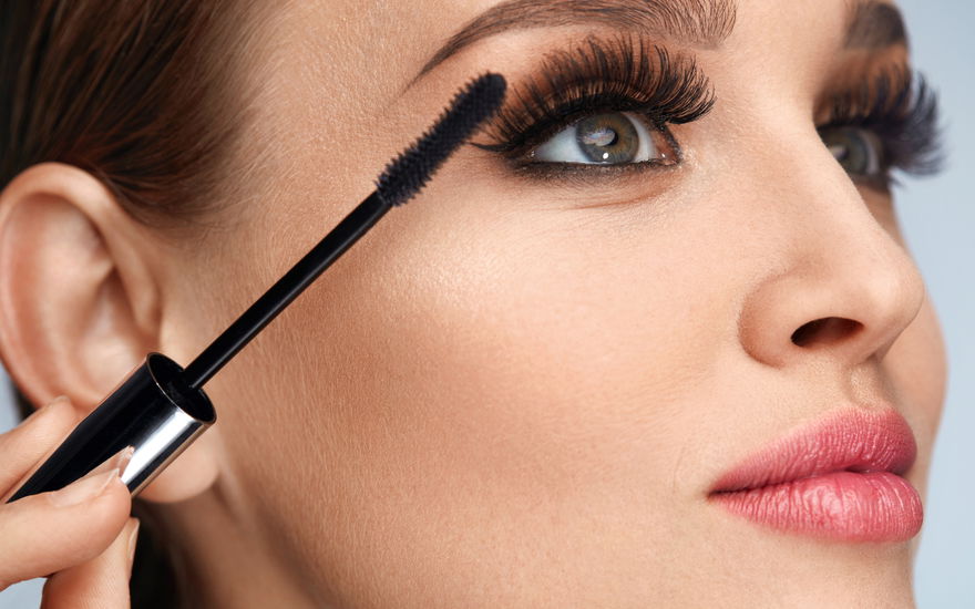 Frau mit sehr dichten und langen Wimpern
