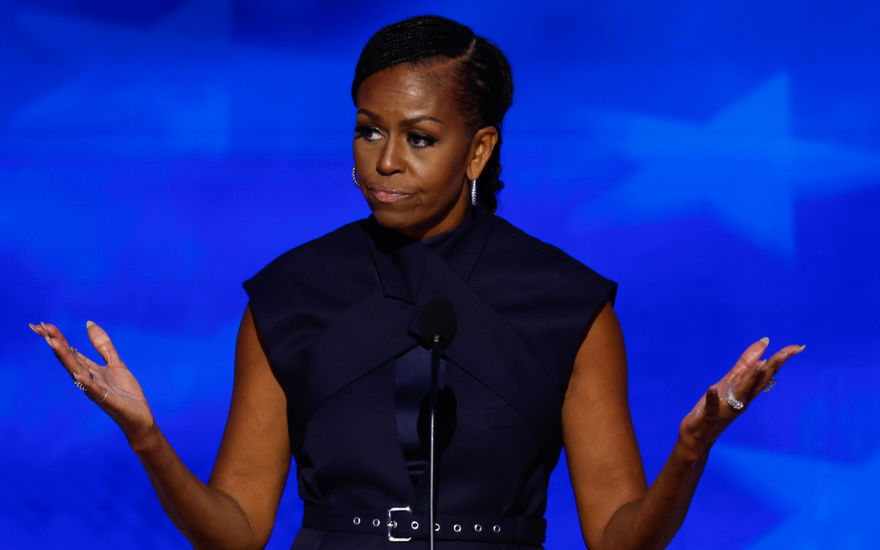 Michelle Obama vor blauem HIntergrund